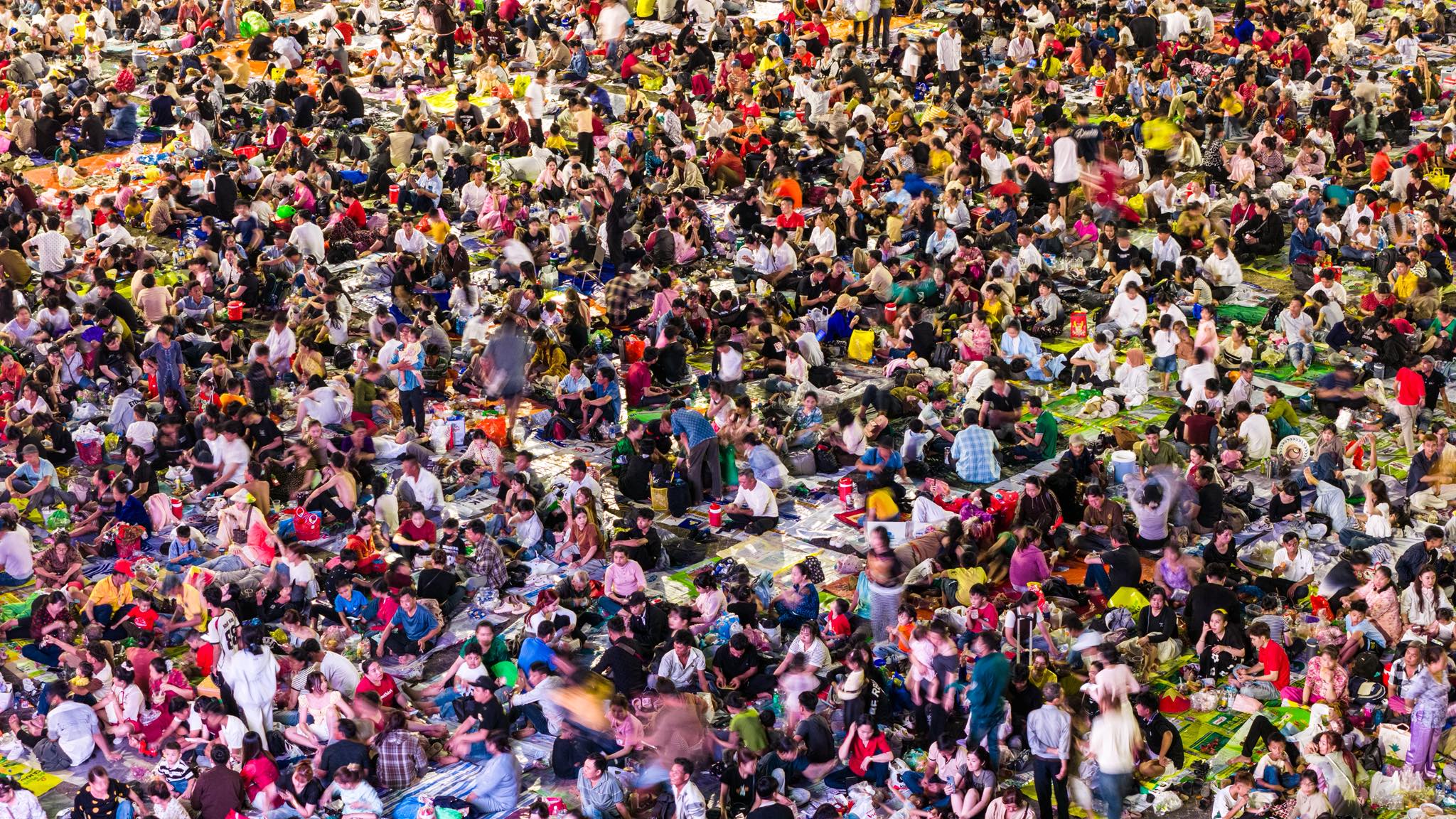 Sự đối lập giữa quy mô khổng lồ của dòng người hành hương và những khoảnh khắc gần gũi, sinh động của từng nhóm du khách khiến bức ảnh trở nên đặc biệt cuốn hút.