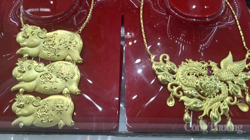 Nhiều cửa hàng còn chế tác các mẫu vàng riêng độc quyền để thu hút khách.