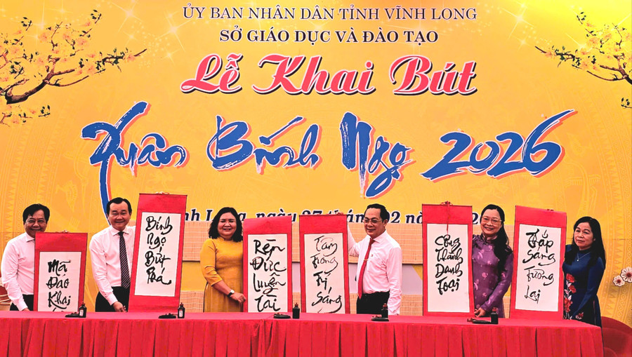 Lãnh đạo Tỉnh ủy, UBND tỉnh Vĩnh Long thực hiện nghi thức khai bút Xuân Bính Ngọ 2026.