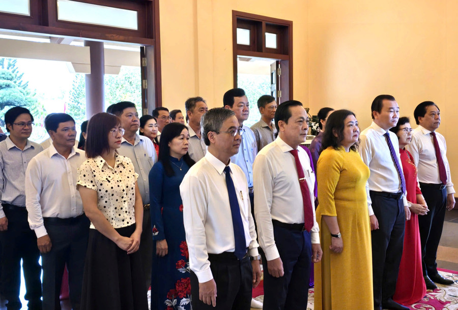 Lãnh đạo Tỉnh ủy, UBND tỉnh cùng các Sở ngành dâng hương tưởng niệm Thủ tướng Võ Văn Kiệt. z7568896744481-ecf3f895a6d58fa24d652b44fac92d64-2282.jpg