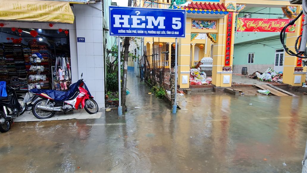 Hầu hết các con hẻm trên đường Trần Phú, phường Bạc Liêu đều bị ngập nước. Ảnh: Nhật Hồ.