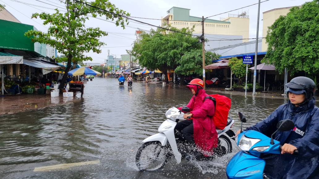 Mưa trái màu gây ngập tại tuyến đường Tôn Đức Thắng, phường Bạc Liêu, tỉnh Cà Mau. Ảnh: Nhật Hồ.