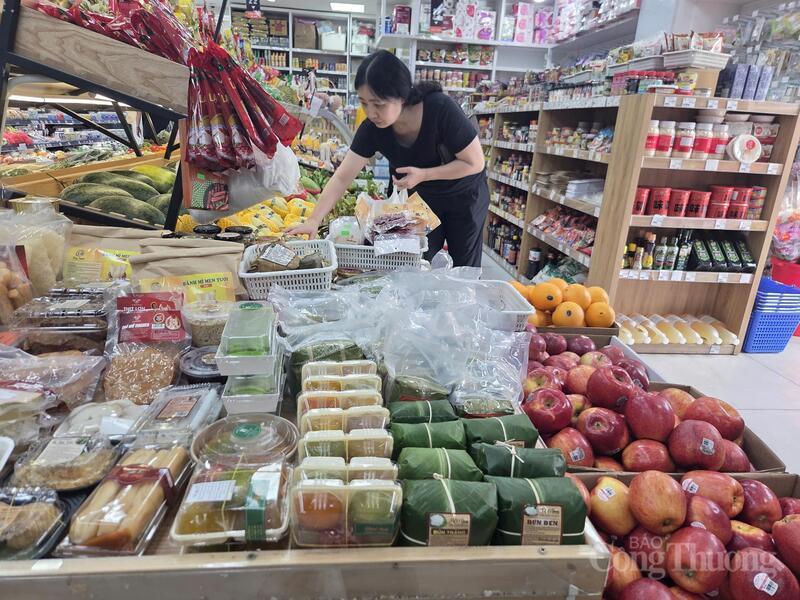 Hệ thống siêu thị WinMart các mặt hàng phục vụ Rằm tháng Giêng được bố trí thuận tiện, giúp khách hàng dễ dàng lựa chọn.