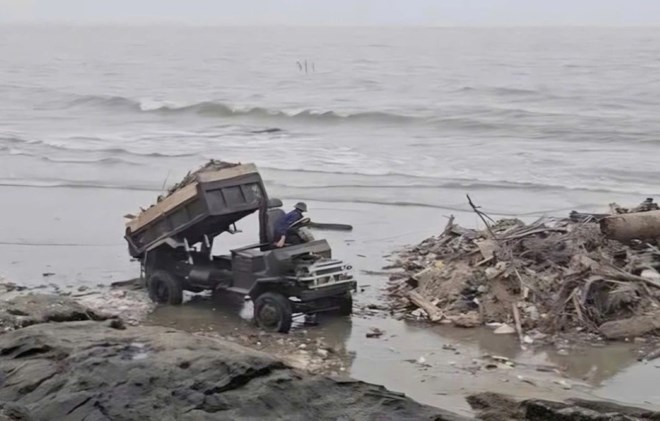 Đổ rác xuống bãi biển Hải Tiến, hủy hoại môi trường và làm ảnh hưởng đến du lịch