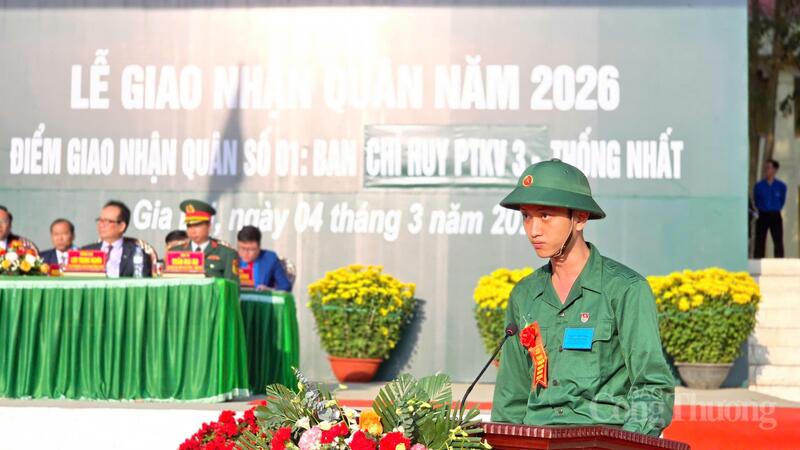 Thanh niên Nguyễn Đình Hùng (SN 2003, phường Diên Hồng) thay mặt các thanh niên phát biểu cảm tưởng trước giờ lên đường nhập ngũ. Ảnh: Bá Bính