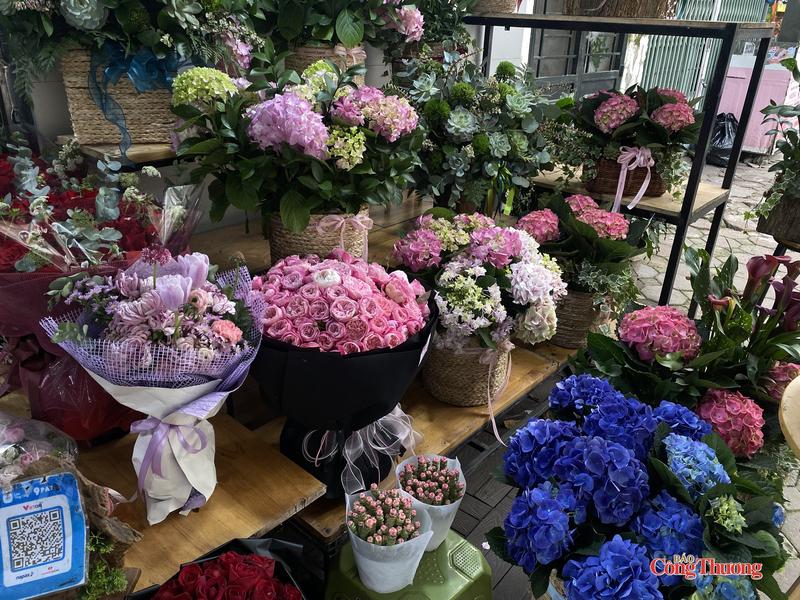 Dòng hoa tươi nhập khẩu cũng là lựa chọn của nhiều khách hàng dành tri ân cho người phụ nữ của mình.