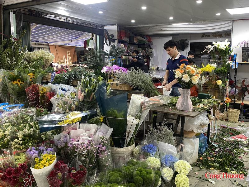 Các cửa hàng hoa tất bật cắm hoa, hoàn thiện đơn đặt trước cho khách.
