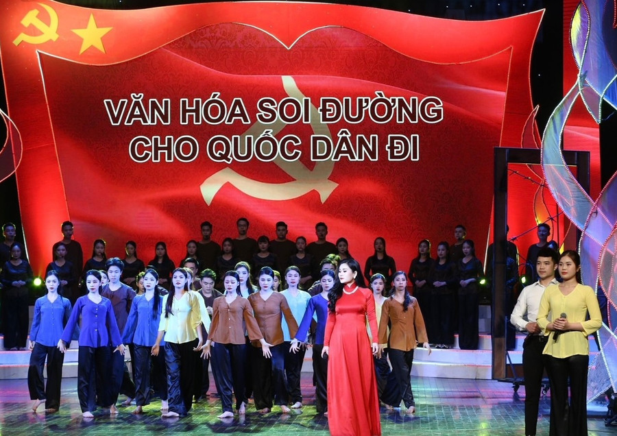 Văn hóa được xác định phát triển ngang tầm với chính trị, kinh tế, xã hội. Ảnh minh họa.