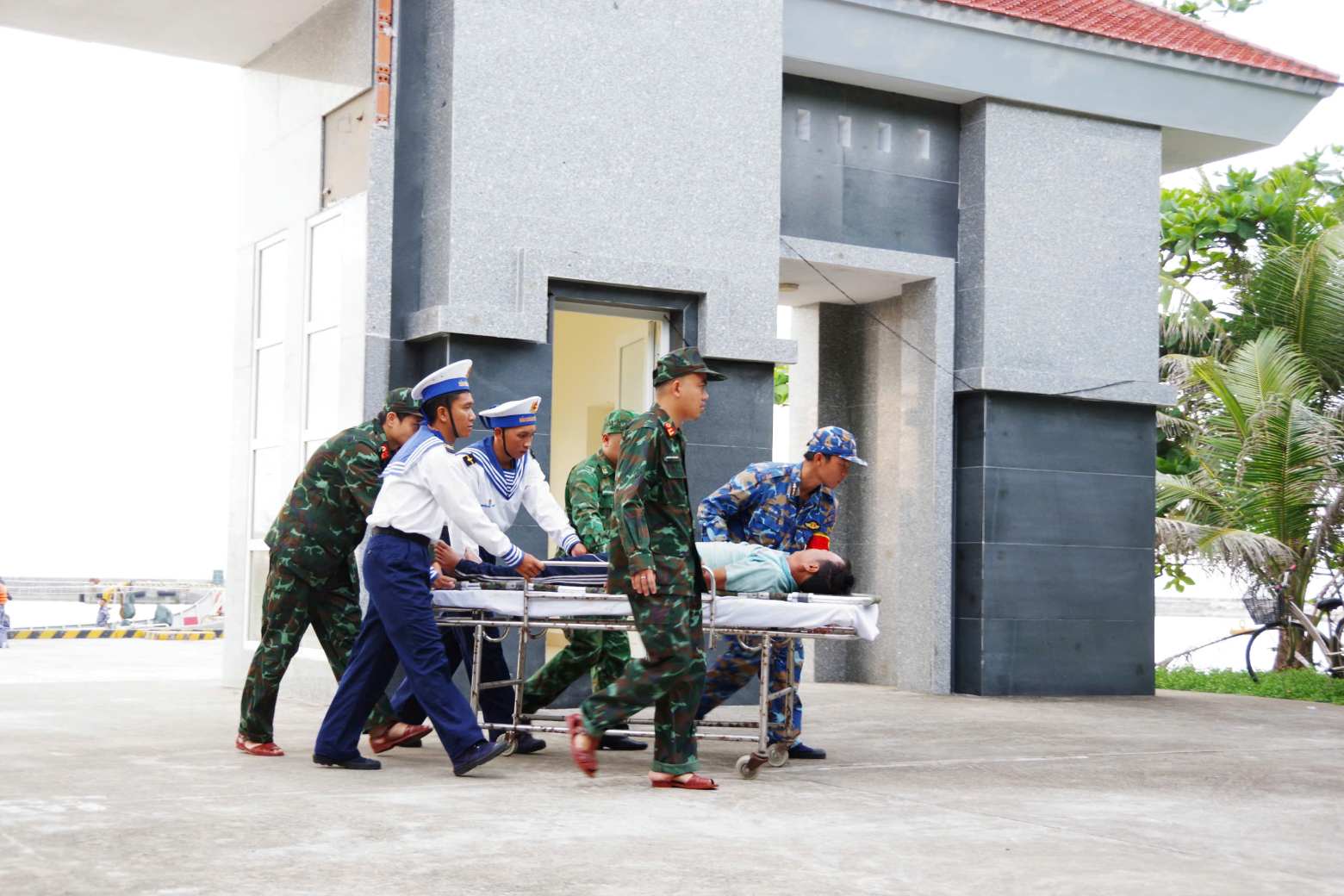 Bệnh nhân bị đột quỵ được chuyển đến Bệnh xã Trường Sa. Ảnh: Trường Sa