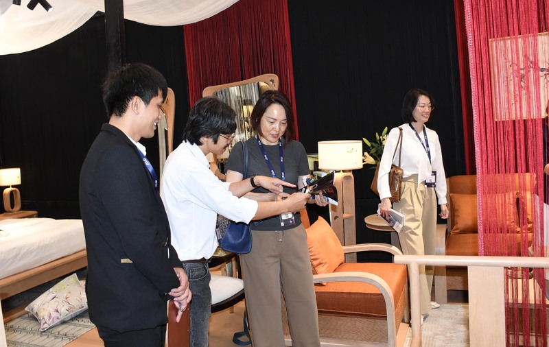 Doanh nghiệp giới thiệu sản phẩm với nhà mua hàng quốc tế tại sự kiện. Ảnh: Minh Khuê.