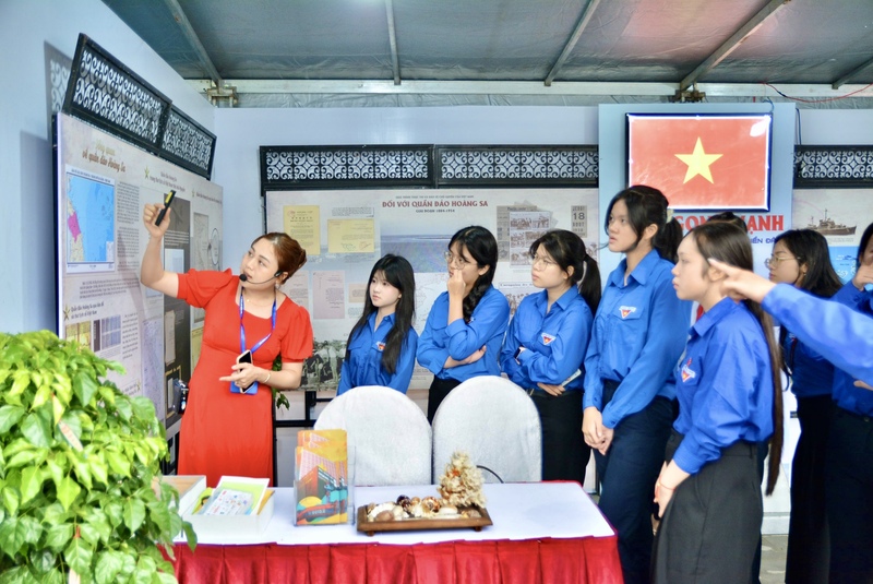 Không gian trưng bày, triển lãm với chủ đề “Quần đảo Hoàng Sa thuộc lãnh thổ Việt Nam”. Ảnh: Ngọc Thảo