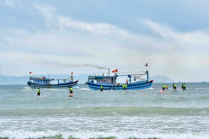 Diễu hành, biểu diễn thuyền buồm, sup. Ảnh: Ngọc Thảo