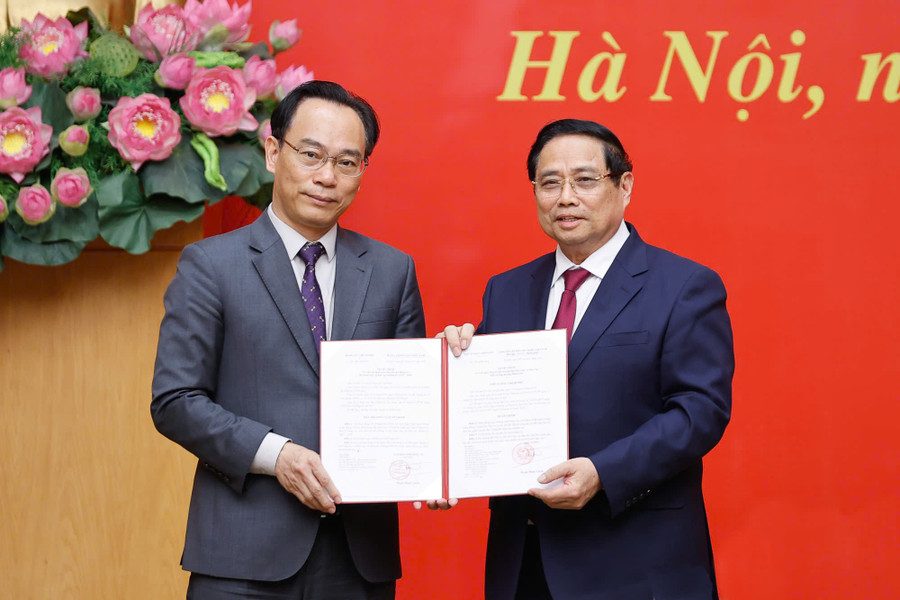 Thủ tướng Phạm Minh Chính trao Quyết định cho Quyền Bộ trưởng Bộ GD&ĐT Hoàng Minh Sơn.