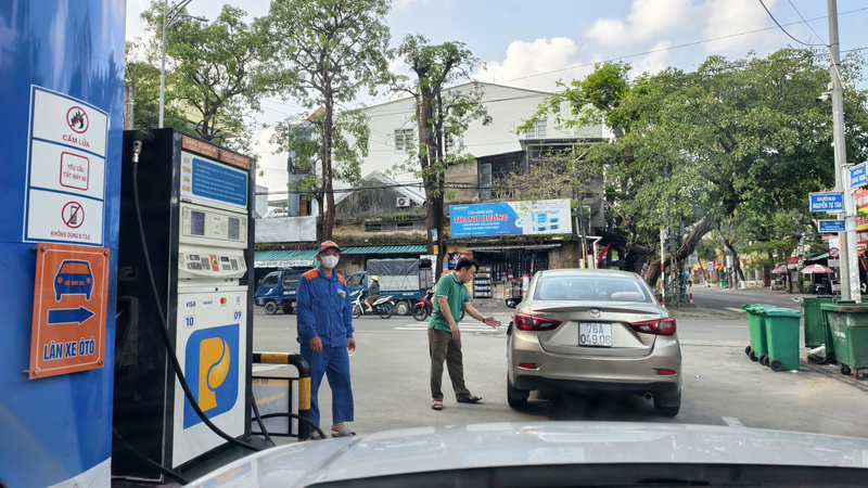 Sở Công Thương tỉnh Quảng Ngãi đã và đang tăng cường kiểm tra việc kinh doanh xăng dầu, các mặt hàng thiết yếu, đảm bảo bình ổn giá theo quy định. Ảnh: Nguyễn Dương