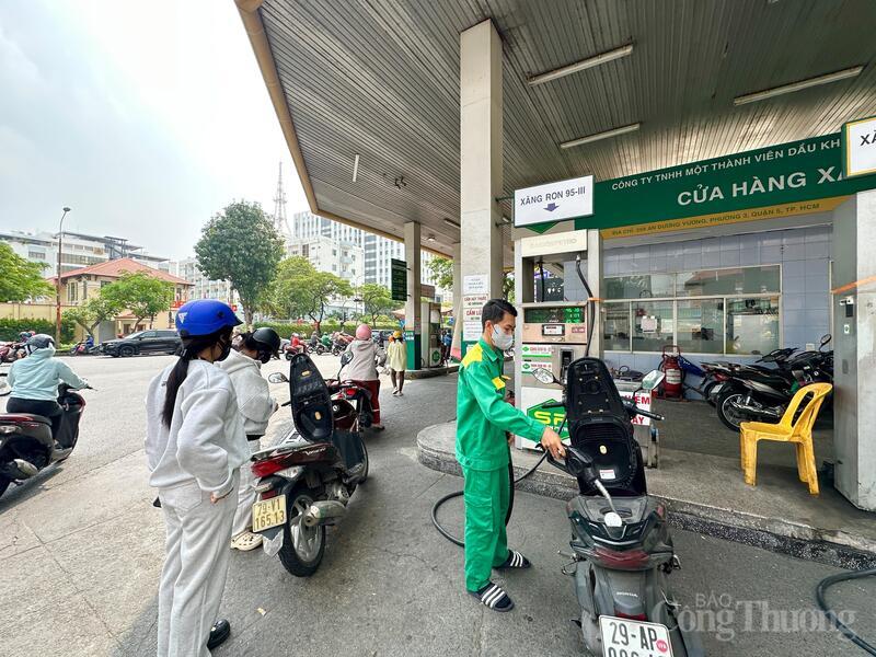 Tại cây xăng trên đường An Dương Vương (phường Chợ Quán), các phương tiện ra vào cây xăng liên tục nhưng có xu hướng giảm mạnh so với ngày trước đó.
