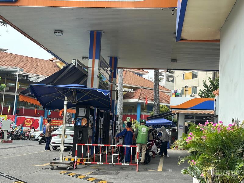 Người dân đến mua xăng theo nhu cầu thực tế, không còn tâm lý tích trữ như trước.