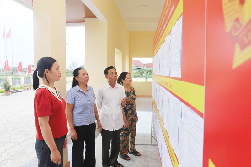 Cử tri phường Nam Hồng Lĩnh, Hà Tĩnh tìm hiểu tiểu sử ứng cử viên đại biểu Quốc hội và đại biểu HĐND các cấp được niêm yết tại khu vực bỏ phiếu. Ảnh: Bình Nguyên