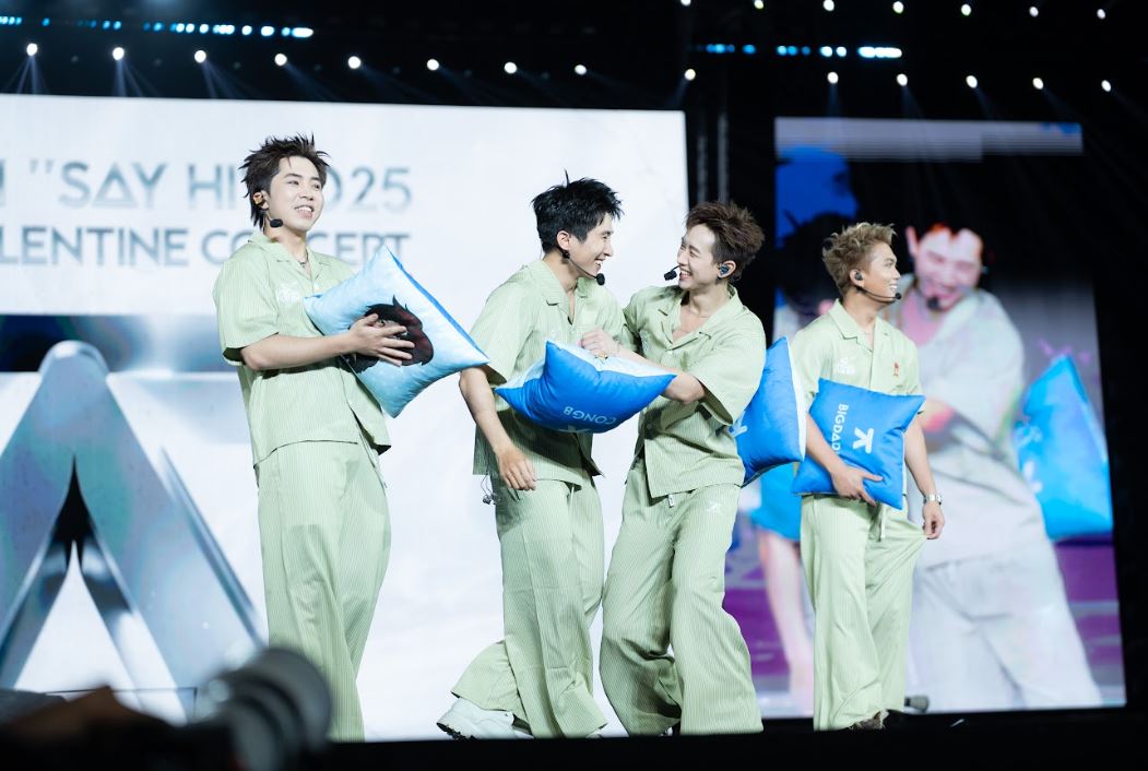 Bài hát ‘Ngất ngây con gà tây’ của team Sơn.K với sự góp mặt của 4 anh trai: Sơn.K, BigDaddy, CONGB và Mason Nguyễn. Ảnh BTC