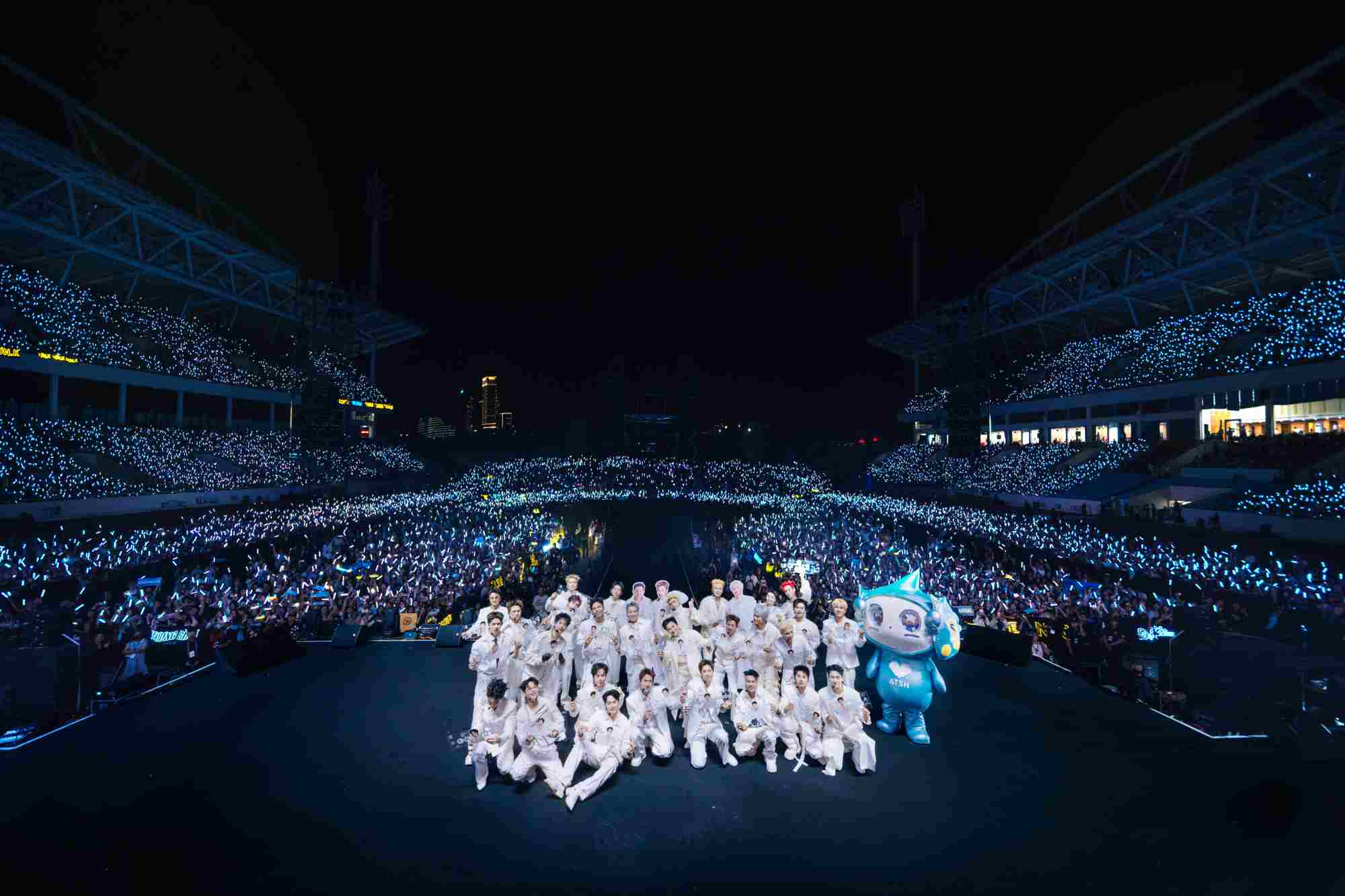Hàng chục ngàn khán giả có mặt dưới khán đài, sẵn sàng “cháy” cùng thần tượng. Ảnh: BTC