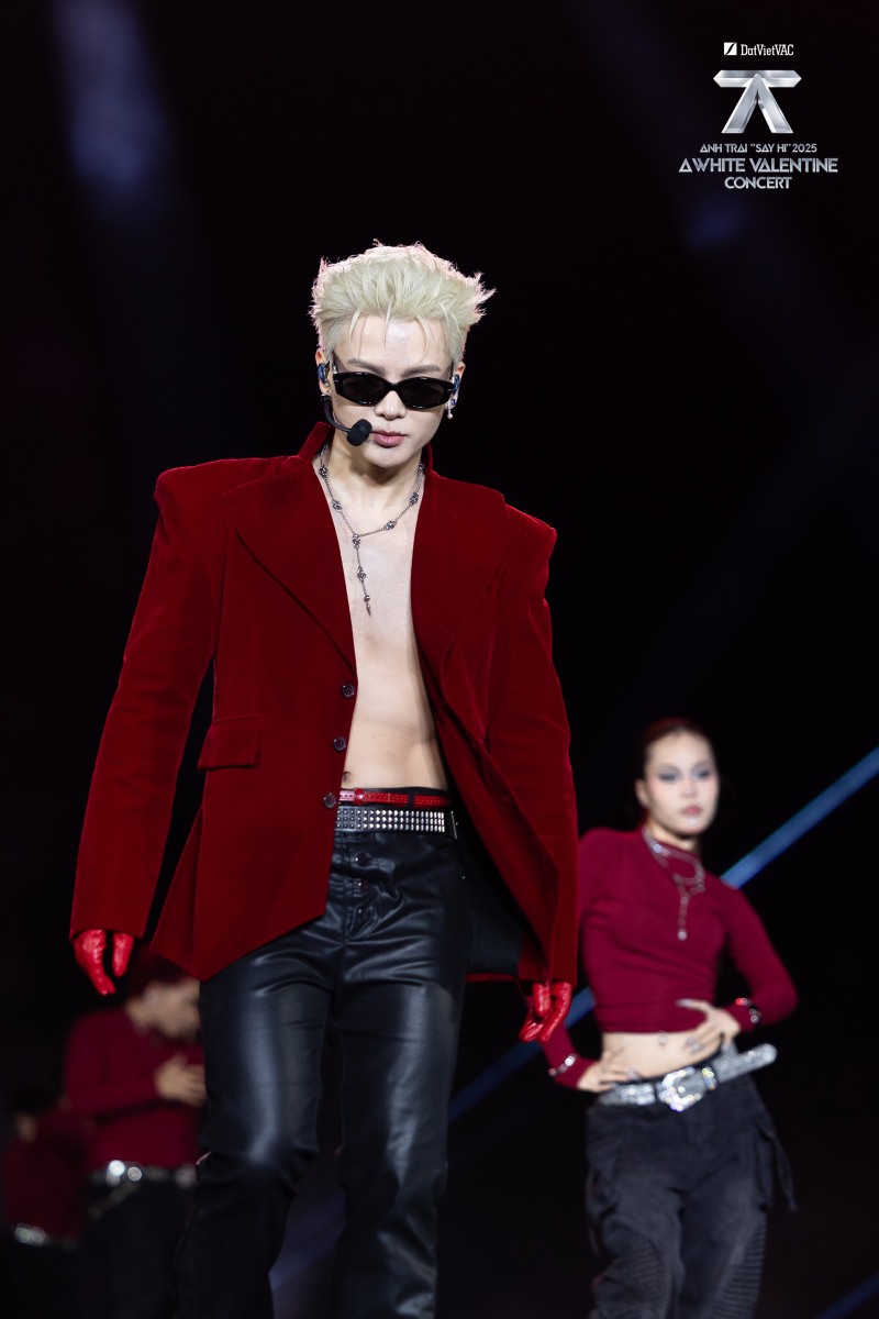 Hình ảnh cực cuốn của Thái Ngân trong phần trình diễn “Thiêu thân“. Ảnh: BTC