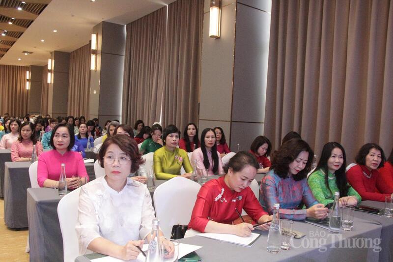 Các đại biểu tham dự hội nghị sơ kết 5 năm thực hiện phong trào thi đua “Giỏi việc nước, đảm việc nhà” trong nữ công nhân, viên chức, lao động ngành Công Thương.