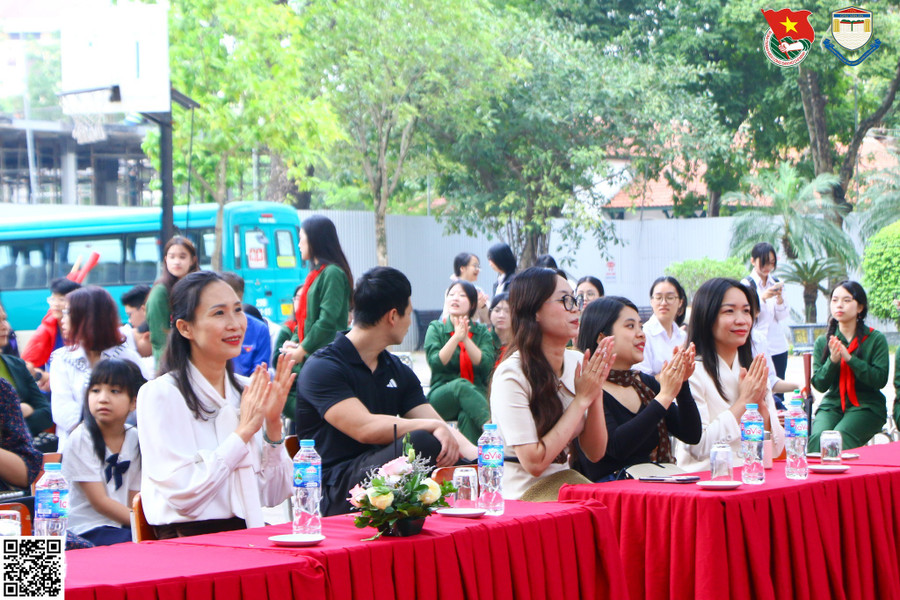 Các thầy cô, phụ huynh động viên tinh thần cho các em học sinh trên sân khấu. an-6.jpg