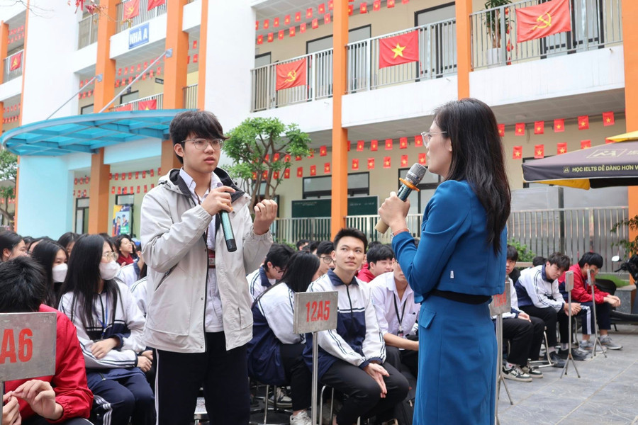 Những thắc mắc của các em được thầy cô trao đổi, thảo luận tại chỗ. hd-1.jpg