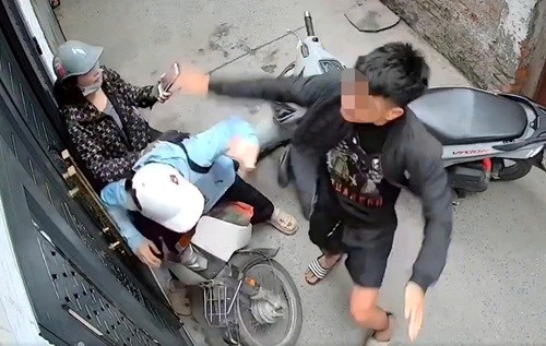 Hà Nội: Thanh niên tạt đầu xe, hành hung phụ nữ trong ngõ nhỏ