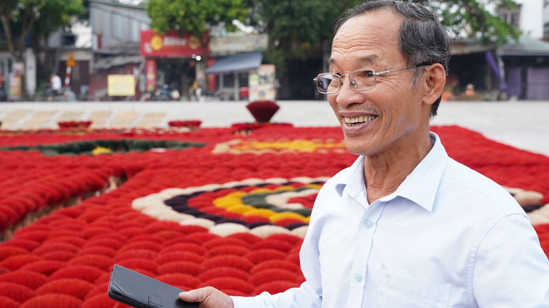 Ông Nguyễn Văn Bản - phụ trách tiếp đón khách du lịch tại làng Hương. Ảnh: Dương Thảo