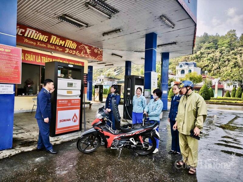 Chi cục Quản lý thị trường - Sở Công Thương tỉnh Lai Châu đã chỉ đạo các đội trực thuộc tăng cường bám sát địa bàn, theo dõi chặt chẽ diễn biến cung cầu, giá cả xăng dầu.