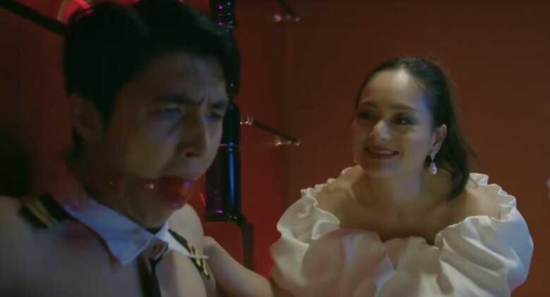 Chiến bị Thơ ép phục vụ một phú bà “biến thái” khác. Ảnh cắt từ video