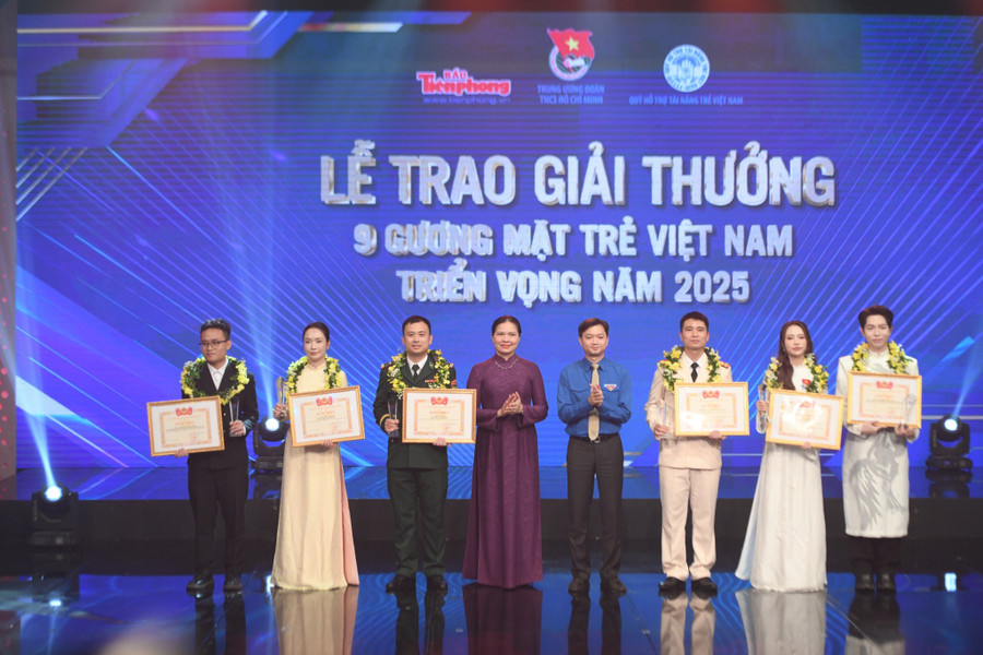 Ca sĩ Phương Mỹ Chi và Đức Phúc nhận giải thưởng Gương mặt trẻ Việt Nam triển vọng năm 2025. gm-3.jpg