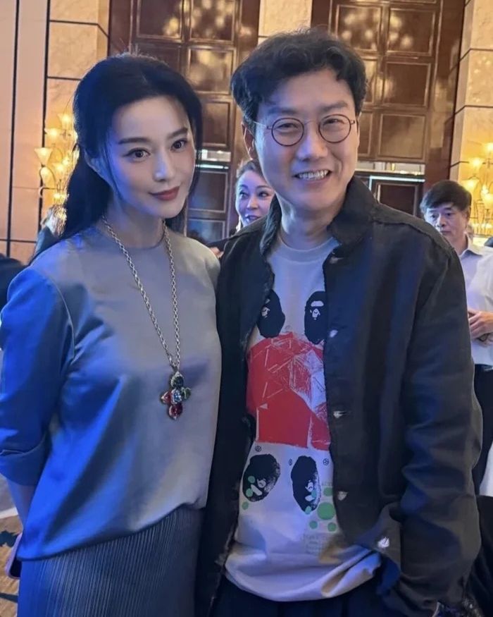 Phạm Băng Băng chụp cùng đạo diễn Hwang Dong Hyuk. Ảnh: Xinhua