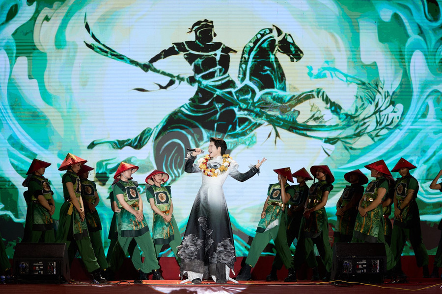 Với tiết mục 'Phù Đổng Thiên Vương', Đức Phúc tạo ấn tượng và giành giải Quán quân âm nhạc quốc tế Intervision 2025.