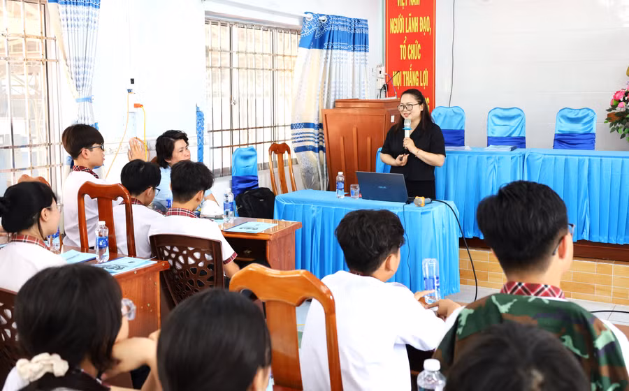 Học sinh được trang bị kiến thức cần thiết về phòng chống bạo lực học đường. tuyen-truyen-blhd9.jpg