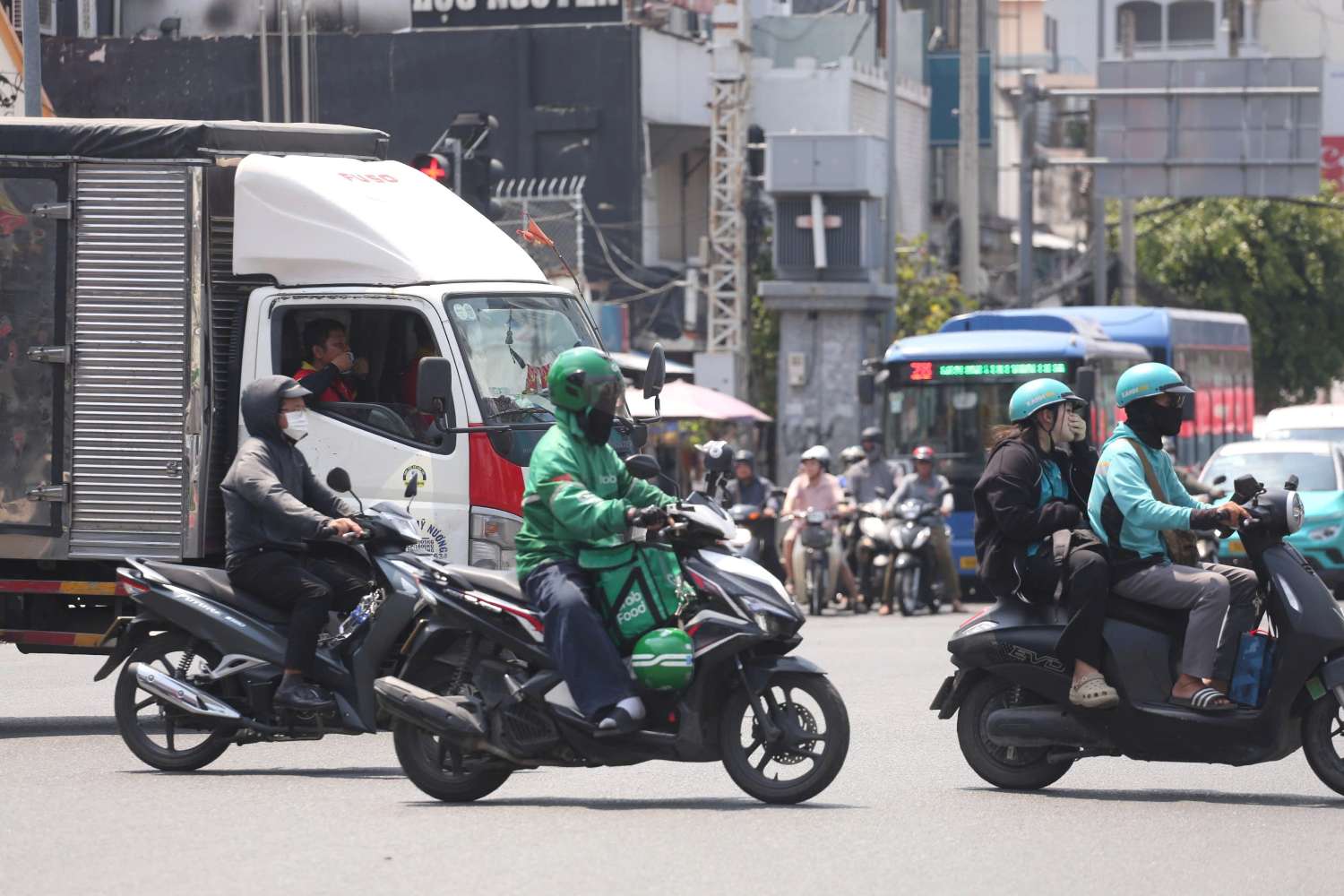 Người dân TPHCM che kín khi di chuyển dưới trời nắng gắt giữa trưa.