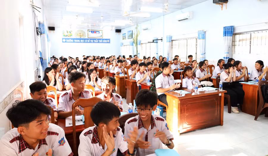 Học sinh hào hứng tham gia buổi tuyên truyền. tuyen-truyen-blhd2.jpg