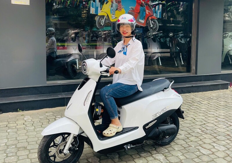 Người trẻ ngày càng ưu tiên lựa chọn xe điện để đi làm. Ảnh: Mai Liễu