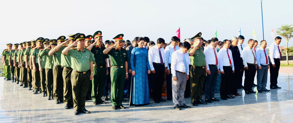 Các đại biểu dành phút mặc niệm, tưởng nhớ và tri ân những cống hiến, hy sinh to lớn của các anh hùng liệt sĩ. Ảnh: Ngọc Minh