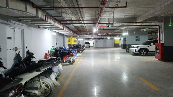 Cư dân chung cư The Wisteria ở Hà Nội bức xúc vì chủ đầu tư cấm gửi xe điện. Ảnh: Minh Hạnh