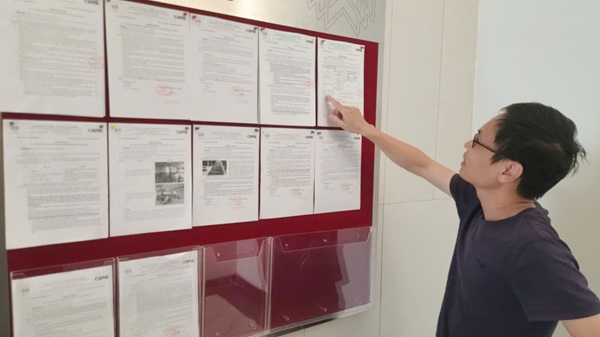 Ông Nguyễn Oai Hùng, cư dân chung cư The Wisteria bức xúc trước thông báo không nhận gửi xe điện dưới hầm. Ảnh: Minh Hạnh