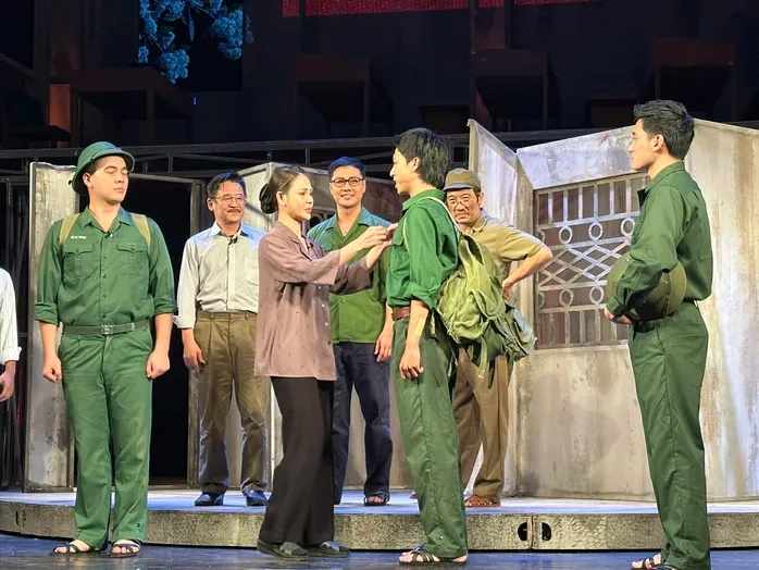 Vở “Quân khu Nam Đồng” tại Nhà hát Tuổi trẻ. Ảnh: Nhà hát Tuổi trẻ
