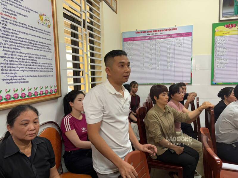 Nhiều phụ huynh bày tỏ bức xúc trước kết quả xét nghiệm. Ảnh: Việt Bắc