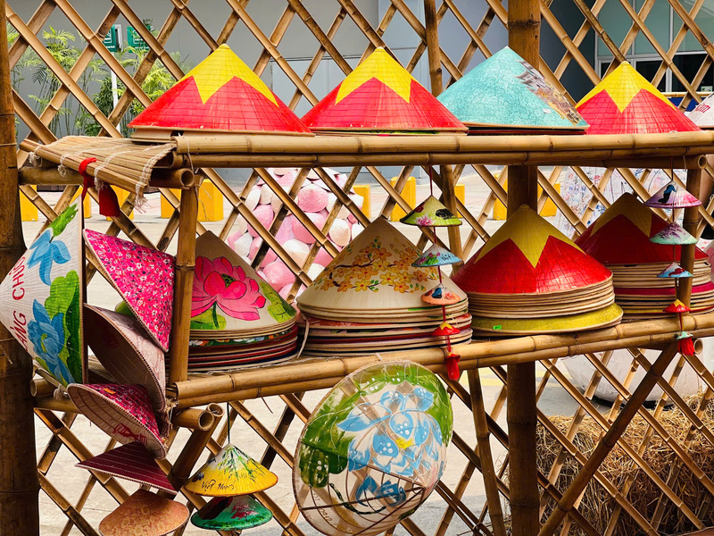 Ngoài khu trải nghiệm sản phẩm giấy dó, tổ hợp còn trưng bày các sản phẩm nón của làng Chuông - một làng nghề truyền thống lâu đời ở Hà Nội. Hình thành từ hàng trăm năm trước, nổi tiếng bởi độ bền, nhẹ, đường khâu tinh xảo và vẻ đẹp thanh nhã, gắn liền với hình ảnh người phụ nữ Việt Nam từ thời xa xưa. Ảnh: Mai Linh