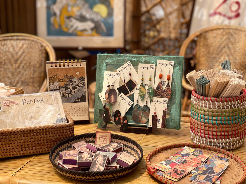 Bên cạnh các quyển sổ cầm tay, giấy dó còn có thể tạo ra nhiều sản phẩm độc đáo như lịch để bàn, khuyên tai, bao diêm, quạt cầm tay, thiệp post card và các vật dụng thủ công sáng tạo khác. Ảnh: Mai Linh