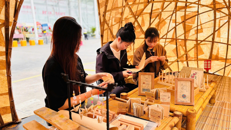 “Trăm Nghề Trăm Nghệ” là tổ hợp trải nghiệm thực tế, mở ra không gian để giới trẻ khám phá chiều sâu văn hóa truyền thống và trực tiếp sáng tạo nên những sản phẩm thủ công mang đậm dấu ấn bản sắc Việt. Ảnh: Nhật Chi