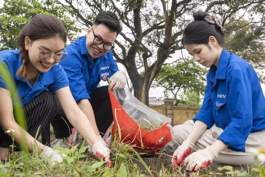 Sự kiện ra quân tại điểm cầu Phú Diễn. Ảnh: Quỹ Vì tương lai xanh.