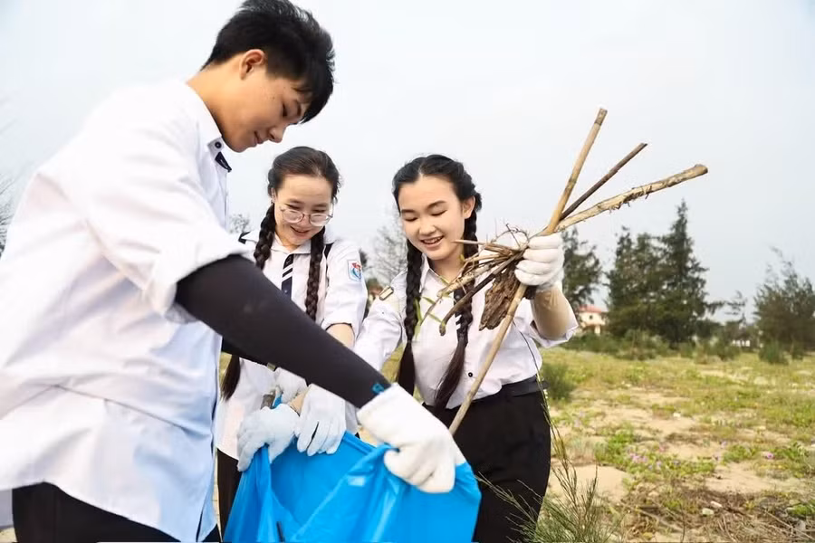 Những hành động nhỏ như dọn dẹp, làm sạch cảnh quan tại Lễ ra quân Tháng hành động vì môi trường tại Cửa Hội đều có thể trở thành chất liệu lan tỏa trong “Thử thách 21 ngày” và đóng góp vào hành trình xây dựng tương lai xanh bền vững. (Nguồn: Quỹ Vì tương lai xanh) z7706298351268-42b18a908a1f239ad95efeb0e4594a56jpg.jpg