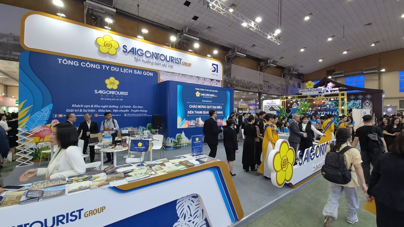 Hội chợ chính thức mở cửa cho khách tham quan từ 10h sáng 10/4. Các gian hàng của hàng không, doanh nghiệp lữ hành thu hút đông đảo du khách quan tâm mua sắm, cũng như tham gia minigame để nhận phần thưởng.