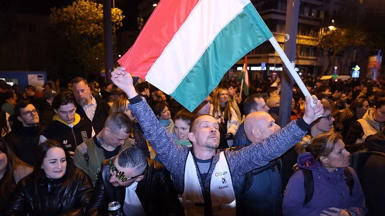 Những người ủng hộ đảng Tisza vui mừng trước kết quả bầu cử tại Hungary, ngày 12/4/2026.